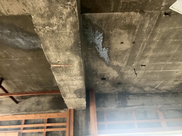 岐阜市で雨漏りが発生した三階建ての住宅を現地調査、雨漏り原因はドレン詰まりで水が溜まりプール状態